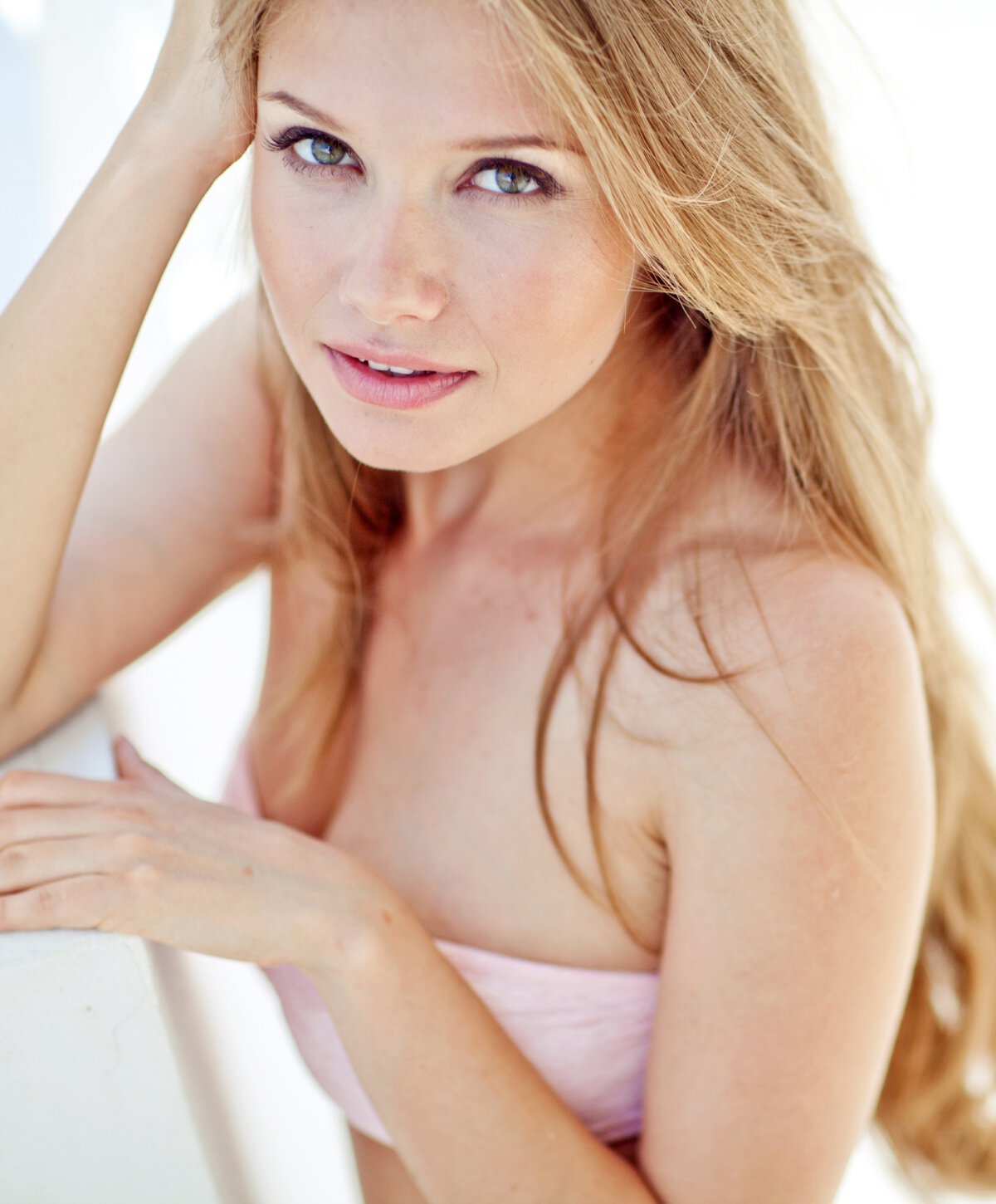 Los Angeles Jeuveau model with blue eyes